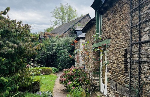Saint-Maugan House | Grande Dépendance Avec son Jardin au Sein du Parc Boisé dun Château 10/12 Pers