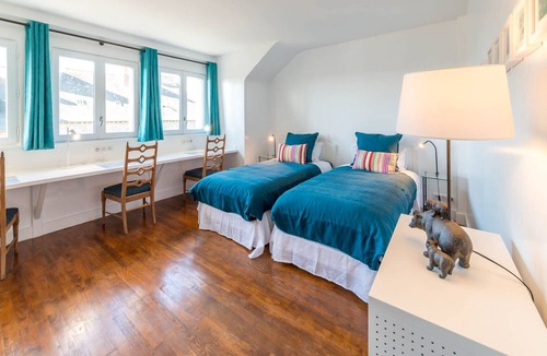 Dol-de-Bretagne Apartment | Grande Hôtelière Avec Petit Parc en Centre-ville