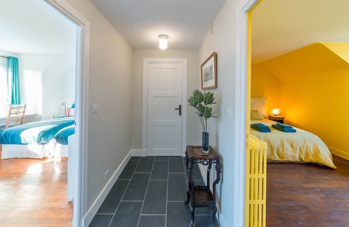 Dol-de-Bretagne Apartment | Grande Hôtelière Avec Petit Parc en Centre-ville
