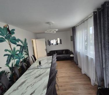 Chelles Villa | Grande maison 22 couchages ideal groupe ,proche Disney 20 min &Paris 30 min