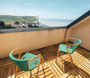 Mesnil-Val House | Grande maison chaleureuse avec vue mer imprenable