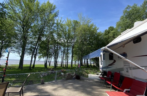Yamachiche House | Grande Roulotte Luxe Cardinal Devant le Fleuve St-laurent