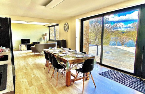 Villefranche-de-Panat Villa | Grande Villa Le Menhir - 4 Bedrooms Lake View & Terrace