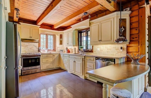 Grandes-Piles Ski Chalet | Grandes-Piles Spa, dock, navigable river & ski