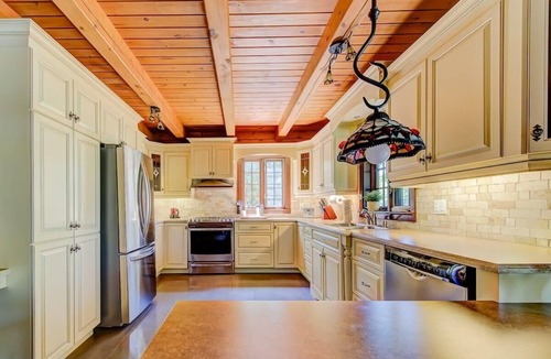 Grandes-Piles Ski Chalet | Grandes-Piles Spa, dock, navigable river & ski