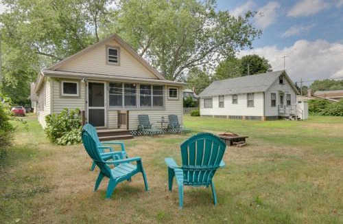 Saybrook Manor House | 'Grandma's Cottage' w/Sunroom: Walk to Beach