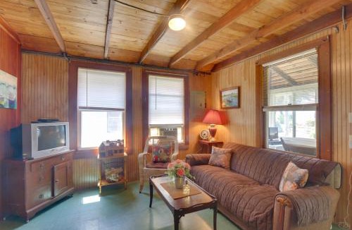 Saybrook Manor House | 'Grandma's Cottage' w/Sunroom: Walk to Beach