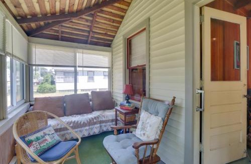 Saybrook Manor House | 'Grandma's Cottage' w/Sunroom: Walk to Beach