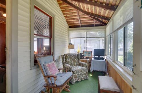 Saybrook Manor House | 'Grandma's Cottage' w/Sunroom: Walk to Beach