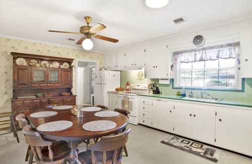 West Pensacola House | Grandma's house is calm and relaxing.