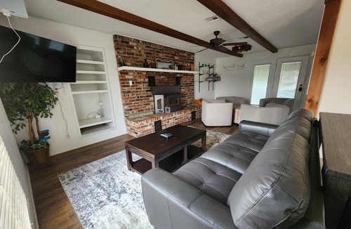 Porum House | Grandma's Place - Perfect for get togethers, backyard grilling, & close to water