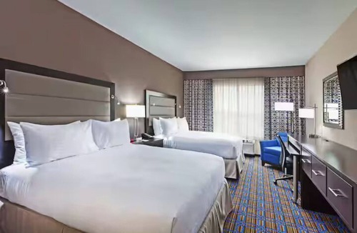 The Colony Hotel | Grandscape Getaway – 2 Queens/Breakfast/Pool