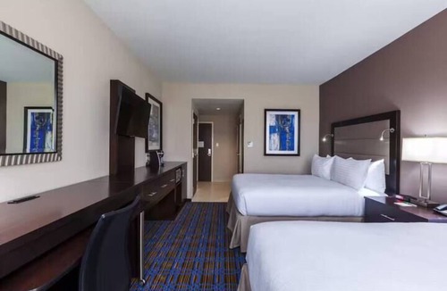 The Colony Hotel | Grandscape Getaway – 2 Queens/Breakfast/Pool
