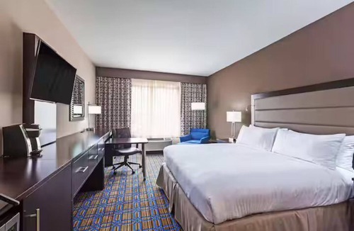 The Colony Hotel | Grandscape Getaway – King/Breakfast/Pool