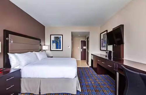 The Colony Hotel | Grandscape Getaway – King/Breakfast/Pool