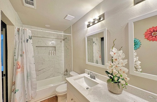 The Colony House | Grandscapes! Centrally located near The Colony Shoreline, No Chores