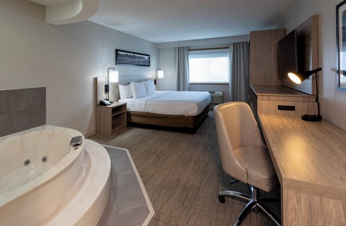Cambridge Hotel | GrandStay Hotel & Suites