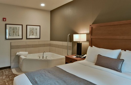 Sisters Hotel | GrandStay Hotel & Suites