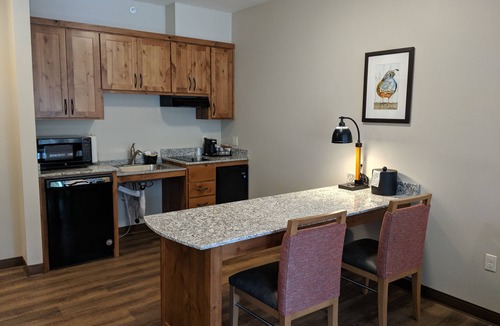 Sisters Hotel | GrandStay Hotel & Suites