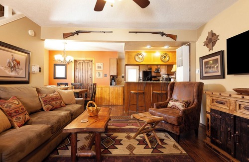 Red River House | Grandview 1 - In Town - Free WiFi - Cable - Gas Burning Fireplace - Gas Grill -