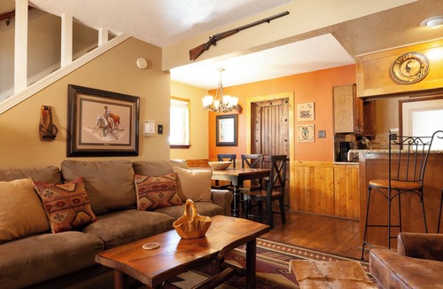 Red River House | Grandview 1 - In Town - Free WiFi - Cable - Gas Burning Fireplace - Gas Grill -