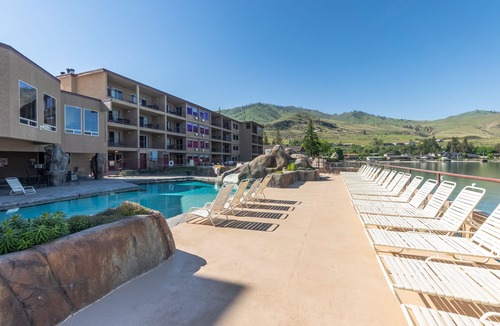 Chelan Condo | Grandview 710 Waterfront King with River View