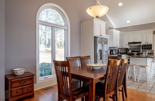 Henrico House | Grandview Lodge | Magnificent Main Lake Views | 3 Night Min