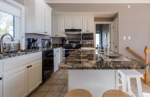 Henrico House | Grandview Lodge | Magnificent Main Lake Views | 3 Night Min