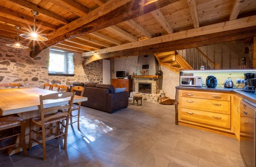 Saint-Pastous Ski Chalet | Grange de Montagne Entièrement Rénovée