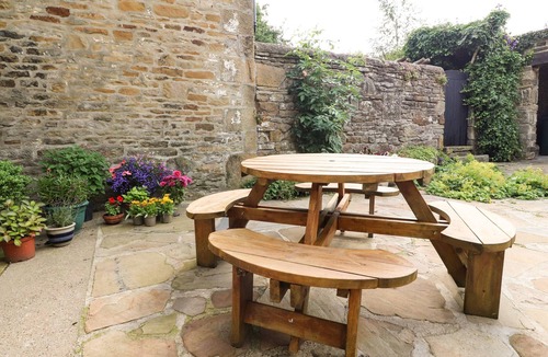 Carleton Cottage | GRANGE HOUSE, family friendly, with a garden in Carleton-In-Craven