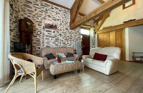 Retournac House | Grange restaurée avec terrasse et wifi à La Bastide - FR-1-582-178