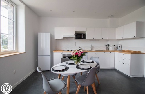 Besse-en-Chandesse House | Granit Bleu sleeps 5