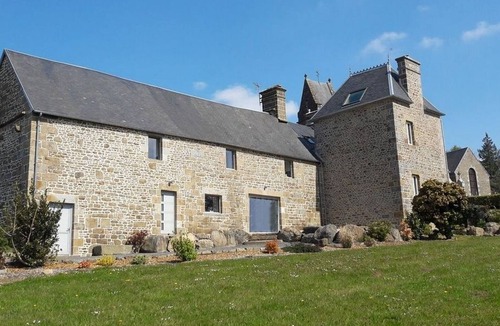 Saint-Michel-de-Montjoie Cottage | Granite house with garden, pets allowed and parking