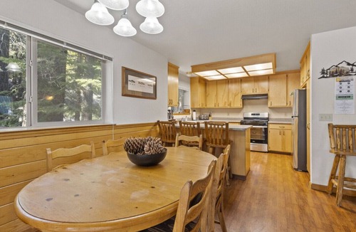 Strawberry Cabin | GRANITE- Cozy cabin steps from Stanislaus River