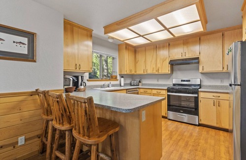 Strawberry Cabin | GRANITE- Cozy cabin steps from Stanislaus River