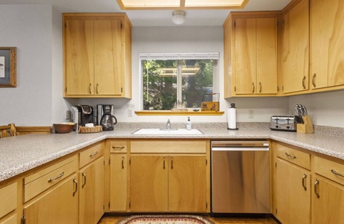 Strawberry Cabin | GRANITE- Cozy cabin steps from Stanislaus River