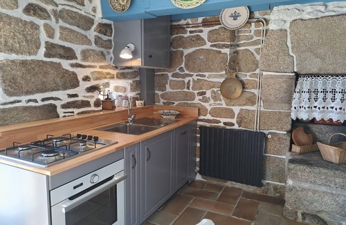 Tregunc House | Granite House by GR34 & Sandy Beach