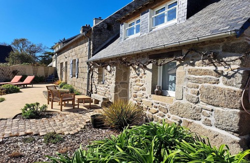 Tregunc House | Granite House by GR34 & Sandy Beach