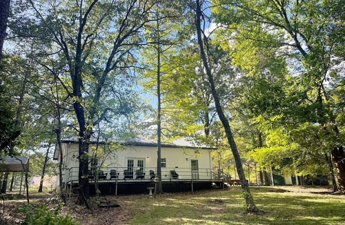 Morrilton Cabin | Granny-Chic cabin with a pond on Petit Jean Mountain