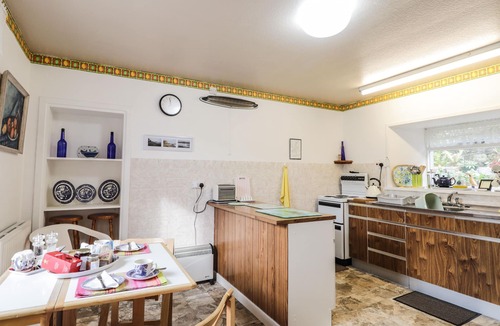 Dunbeath Cottage | GRANNY'S COTTAGE, country holiday cottage, with a garden in Dunbeath