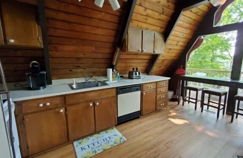 High Point House | Granny's Retreat: Wifi, A-Frame Chalet, Great View.