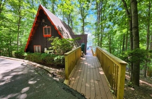 High Point House | Granny's Retreat: Wifi, A-Frame Chalet, Great View.