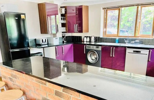 Grantham House | Grantham House with Ample Parking