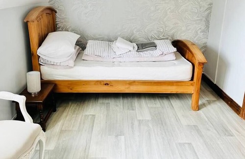 Grantham House | Grantham House with Ample Parking