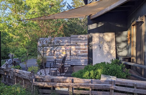 Murphy Cottage | Grants Pass Hillside Retreat w/View Mins from Everything