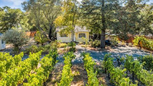 Glen Ellen House | Grapevine Cottage by AvantStay Hobby Vineyard Firepit