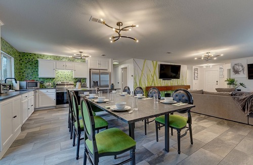 Central Arlington House | GrassHouse - A Super Clean Gloriously Green Haven half mile to AT&T Stadium