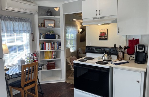 Maryland House | Grassy Waters- Charming cottage on Goodyear Lake, fire pit