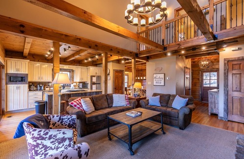 Boone Cabin | Gratitude - Hot Tub, Pool Table, Covered Decks, 5 minutes to Boone