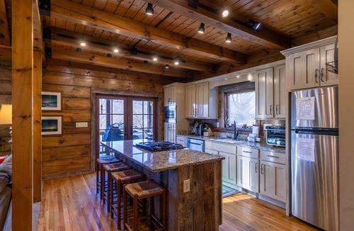 Boone Cabin | Gratitude - Hot Tub, Pool Table, Covered Decks, 5 minutes to Boone